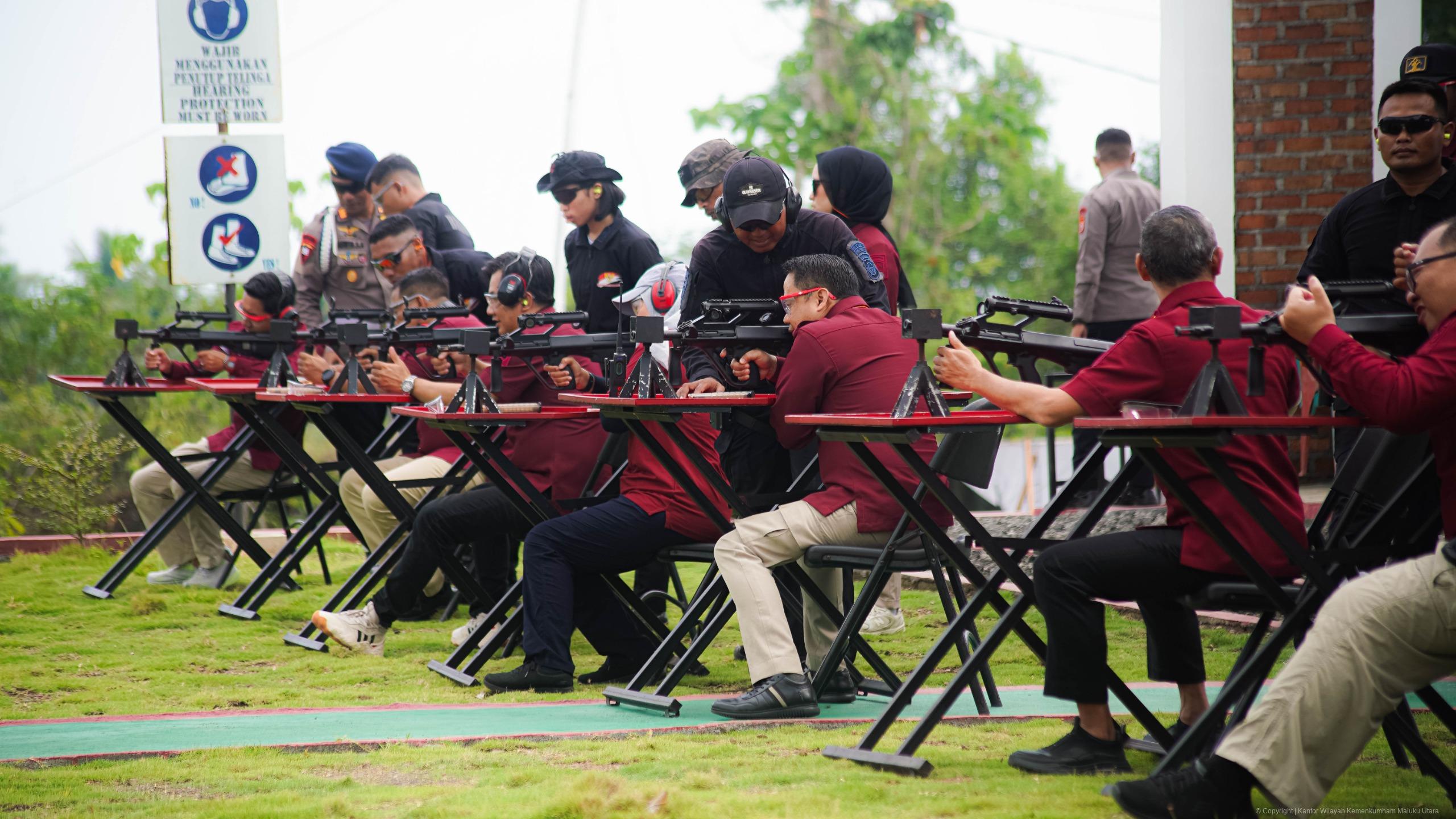 Latihan Menembak Bersama Brimob Polda Malut, Latih Fokus dan Konsentrasi Jajaran Kemenkumham Malut