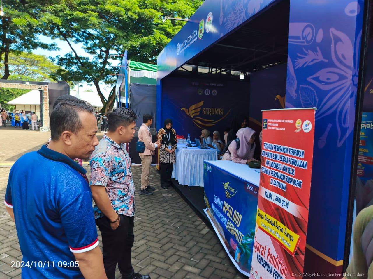 Foto: Pengunjung saat mengunjungi booth layanan Perseroan Peroorangan di Benteng Oranje Ternate, Jumat (11/10/2024)